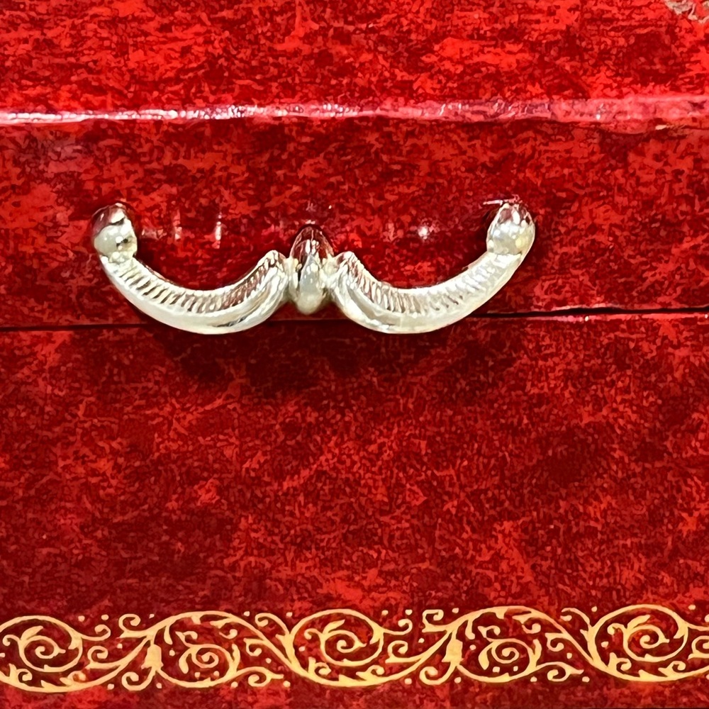 Mele & Co. VNTG. Red 2 tiered jewelry Box with Gold Accents, good condition - Picture 7 of 9